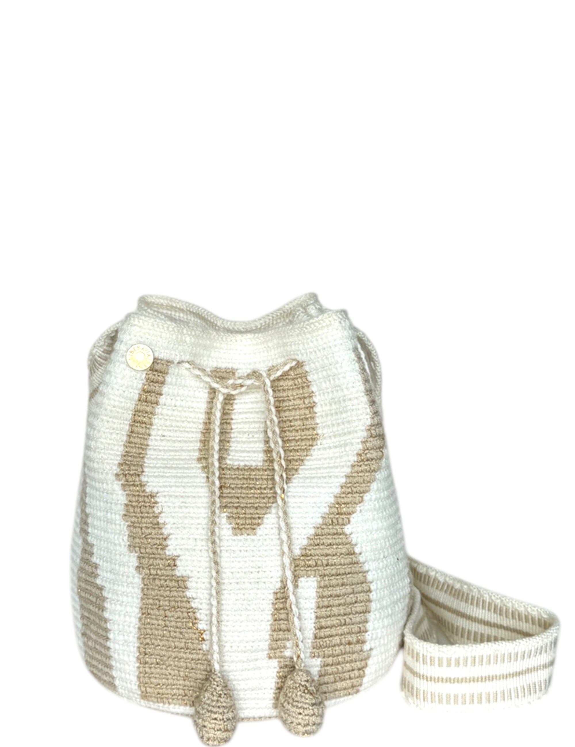 Wayuu Bag Bea en color Nude. Hecha con materiales como con algodón y hilo de seda. Hecho en Colombia.