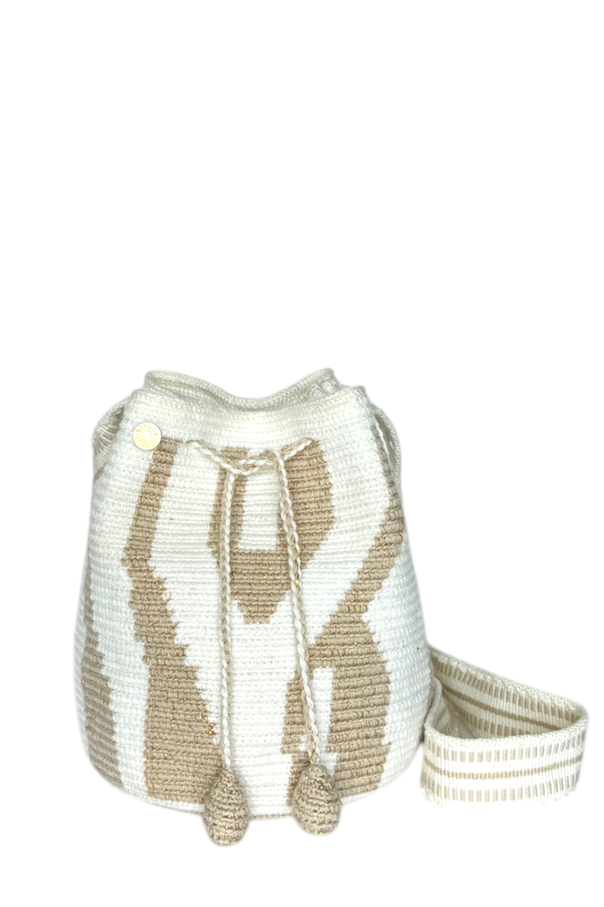 Wayuu Bag Bea en color Nude. Hecha con materiales como con algodón y hilo de seda. Hecho en Colombia.