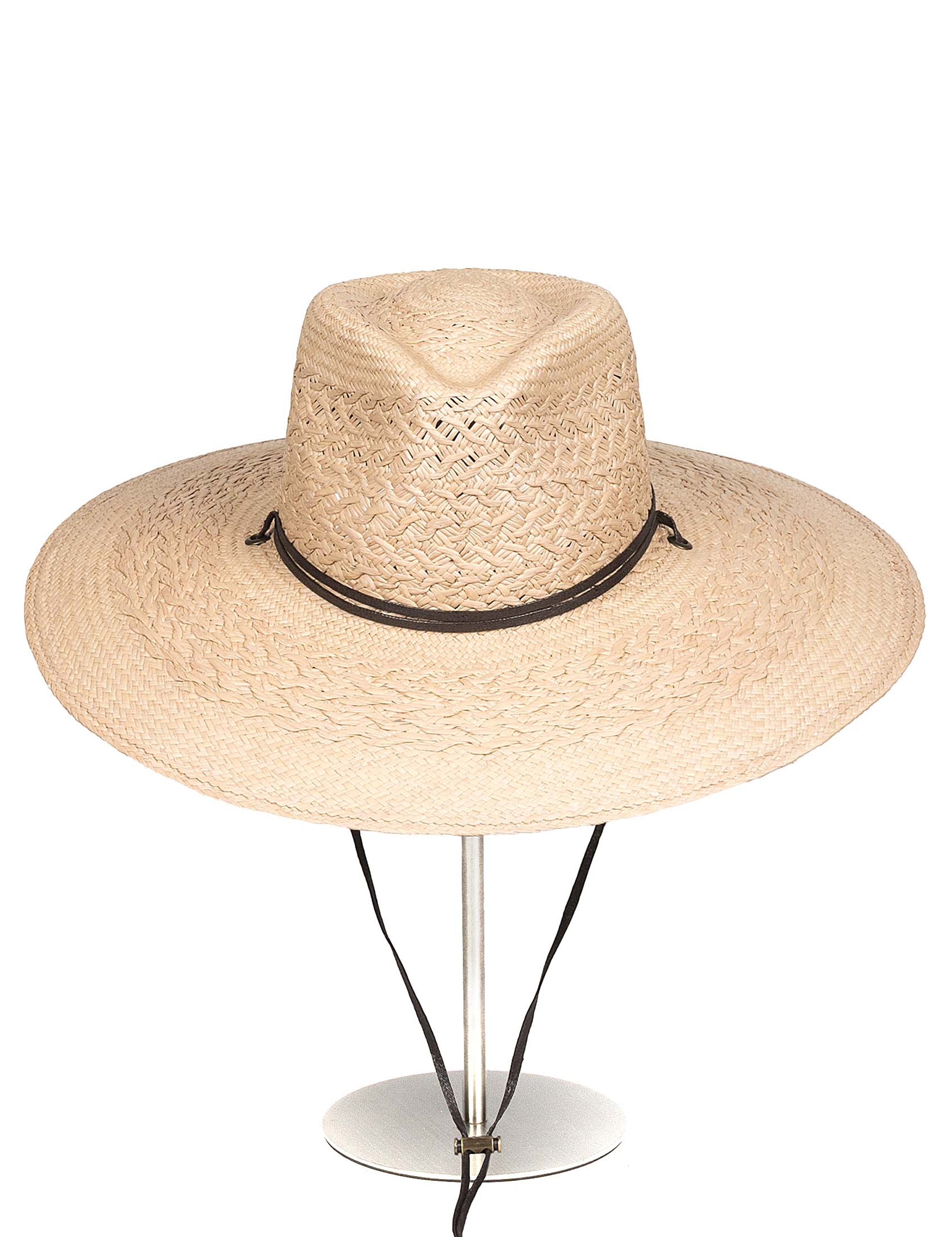 Sombrero de Paja Alba en color Arena. Hecho de 100% paja toquilla con un cintillo decorativo de cuero. Panama hat tejido a mano en Ecuador. Tamaño Regulable.