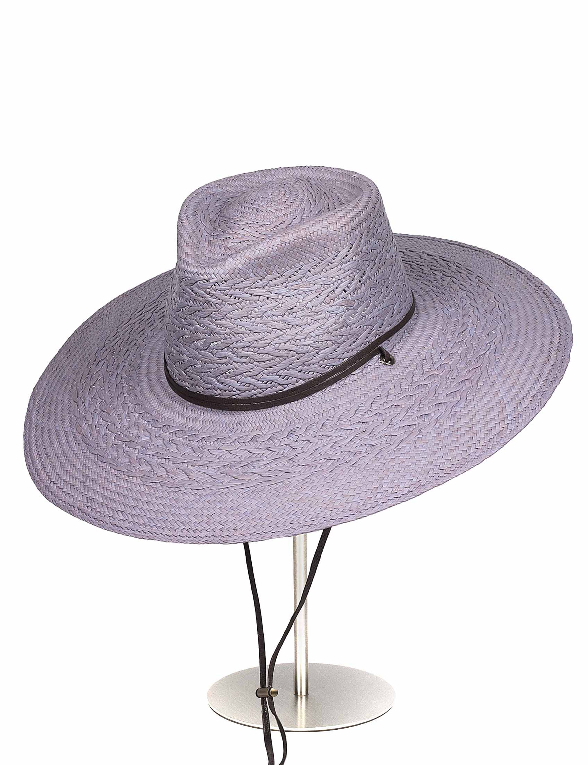 Sombrero de Paja Alba en color Mora. Hecho de 100% paja toquilla con un cintillo decorativo de cuero. Panama hat tejido a mano en Ecuador. Tamaño Regulable.