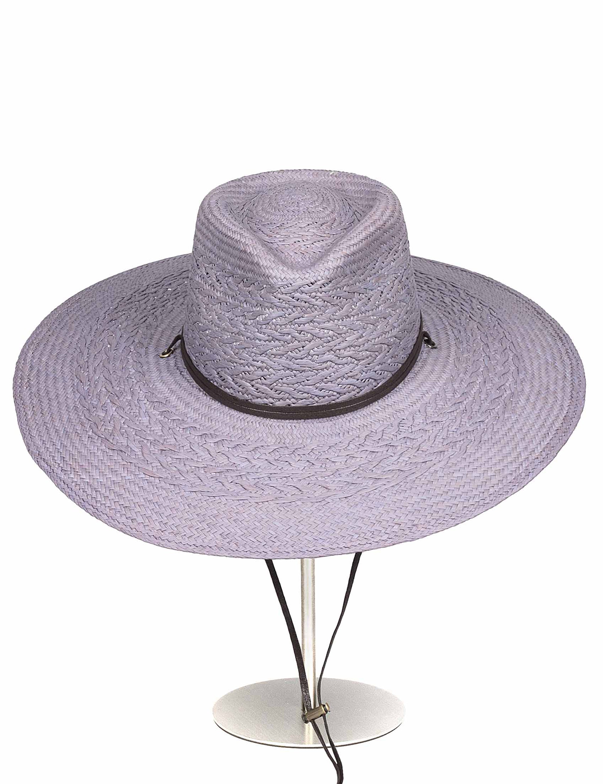 Sombrero de Paja Alba en color Mora. Hecho de 100% paja toquilla con un cintillo decorativo de cuero. Panama hat tejido a mano en Ecuador. Tamaño Regulable.