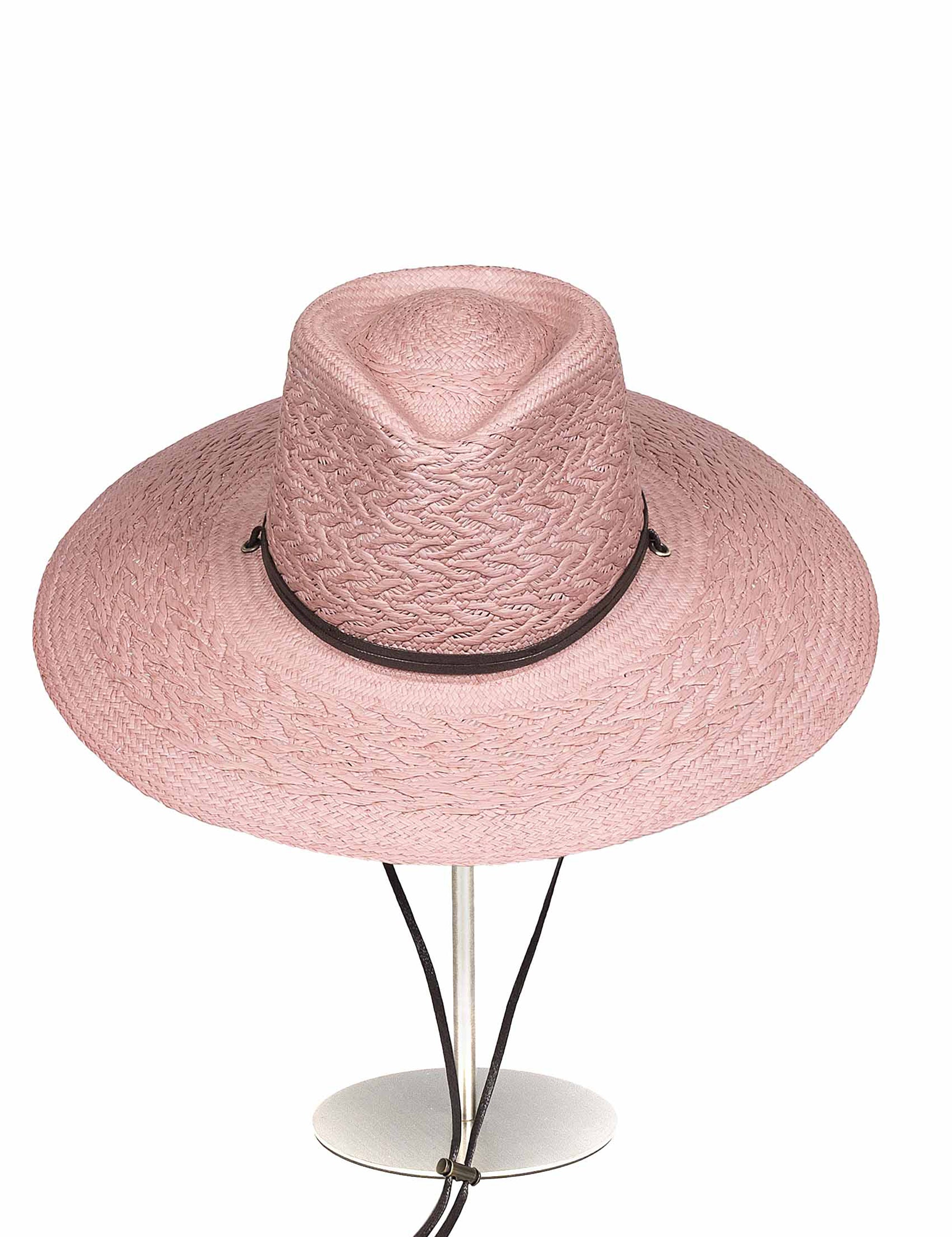 Sombrero de Paja Alba en color Palo Rosa. Hecho de 100% paja toquilla con un cintillo decorativo de cuero. Panama hat tejido a mano en Ecuador. Tamaño Regulable.