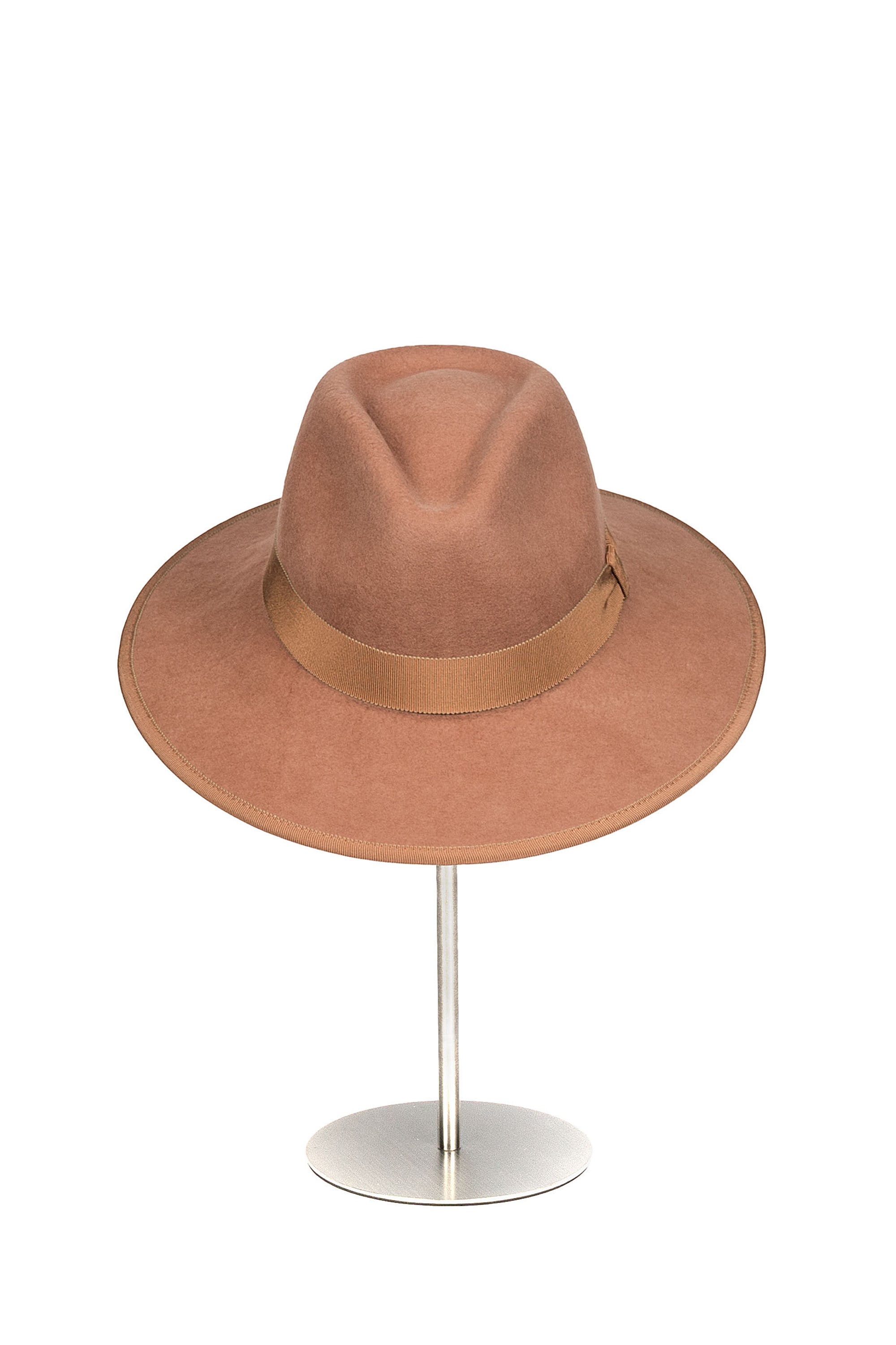 Sombrero Alina en color Camel. Hecho de 100% de Lana, con un cintillo decorativo italiano. Fabricado en ecuador. Tamaño Regulable.