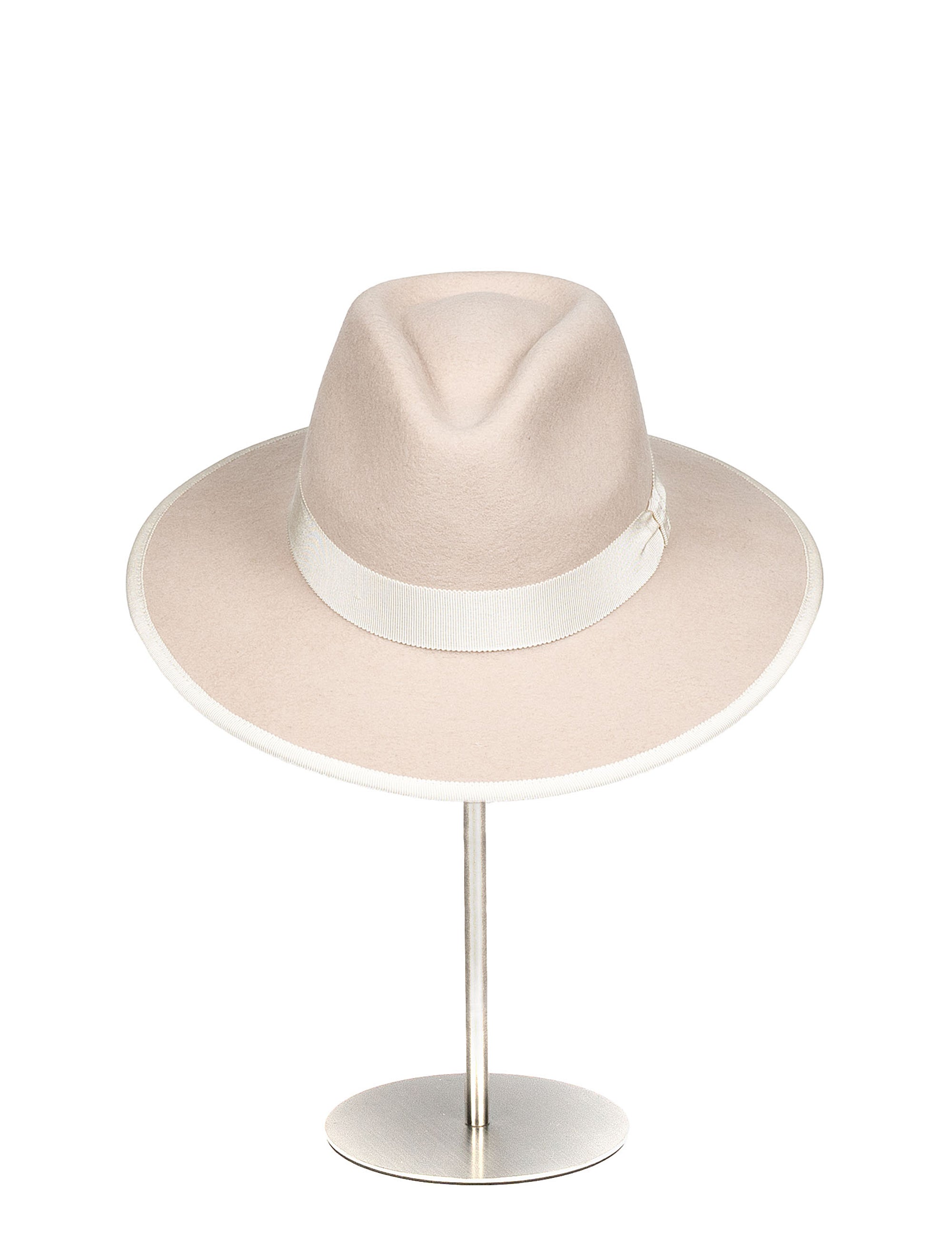 Sombrero Alina en color Nude. Hecho de 100% de Lana, con un cintillo decorativo italiano. Fabricado en ecuador. Tamaño Regulable.