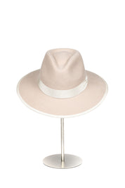 Sombrero Alina en color Nude. Hecho de 100% de Lana, con un cintillo decorativo italiano. Fabricado en ecuador. Tamaño Regulable.