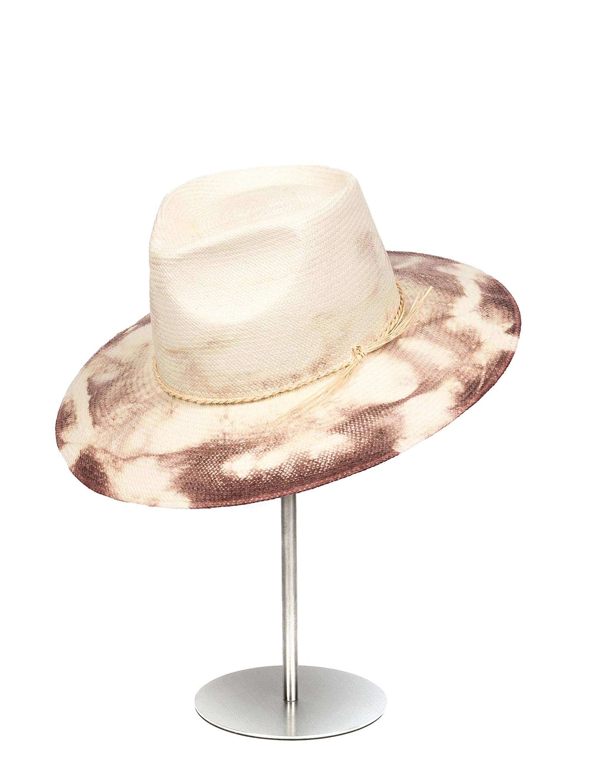 Sombrero de Paja Carlota. Hecho de 100% paja toquilla con un cintillo decorativo trenzado. Panama hat tejido a mano en Ecuador. Tamaño Regulable.