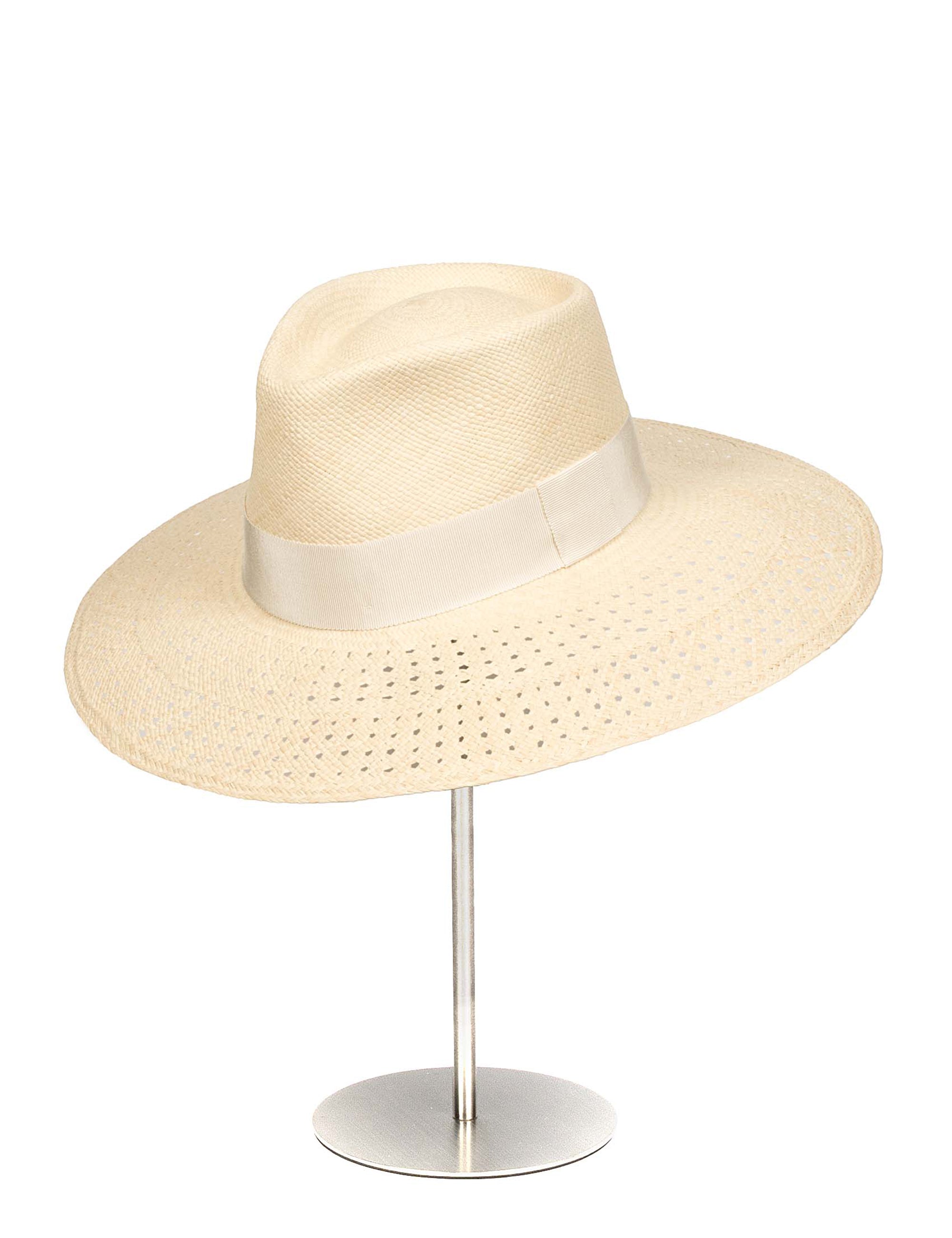 Sombrero de Paja Emilia. Hecho de 100% paja toquilla con un cintillo decorativo italiano. Panama hat tejido a mano en Ecuador. Tamaño Regulable.