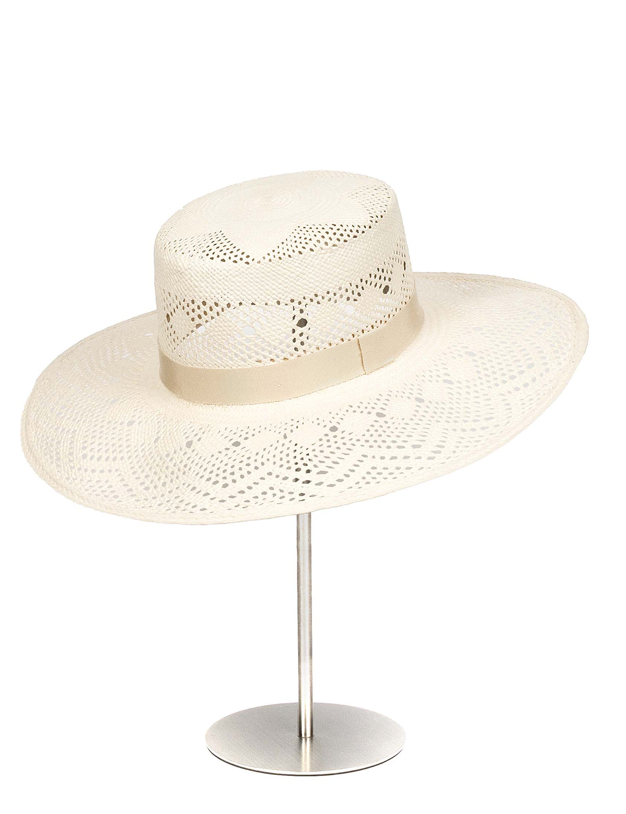 Sombrero de Paja Ilaria. Hecho de 100% paja toquilla con un cintillo decorativo italiano. Panama hat tejido a mano en Ecuador. Tamaño Regulable.