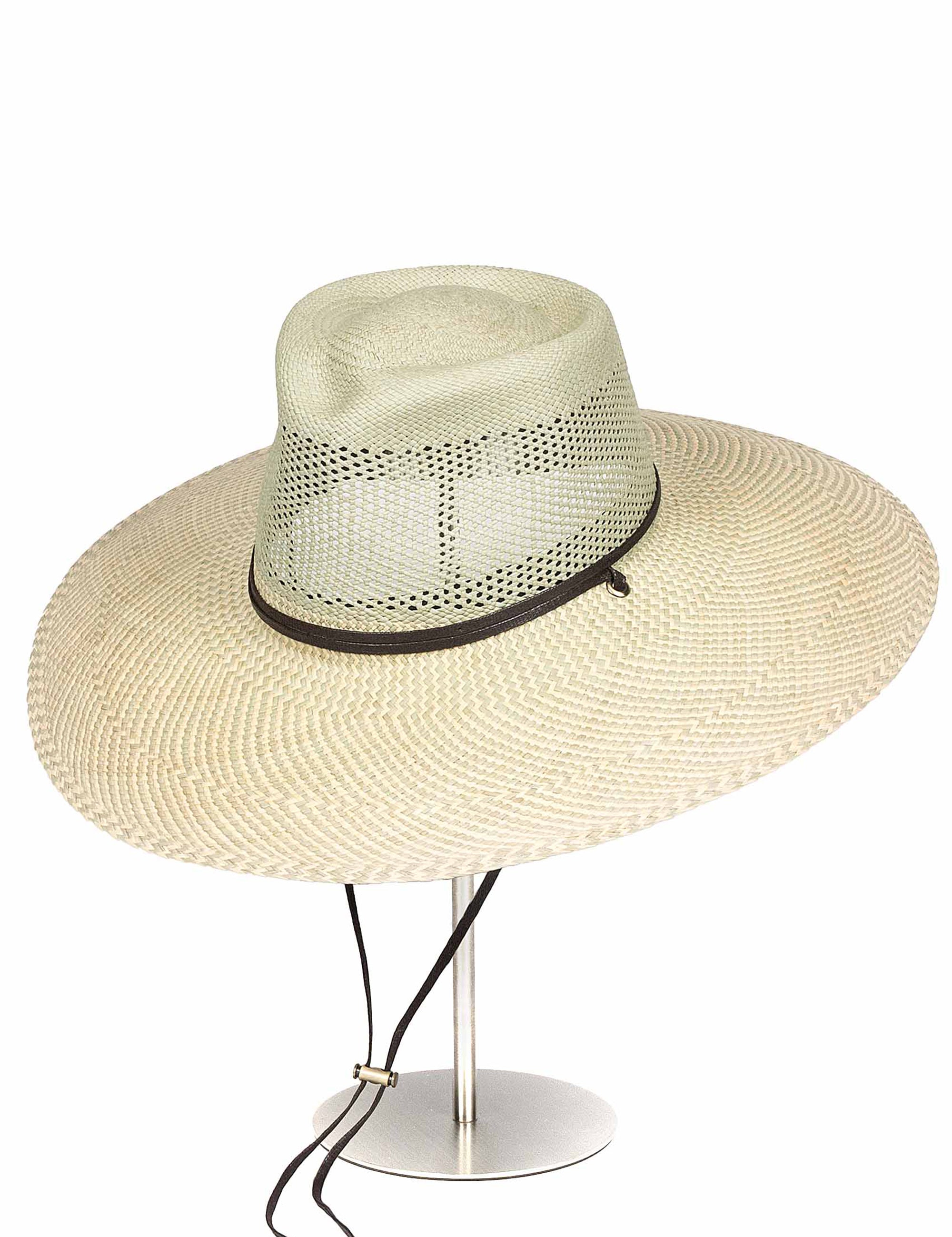 Sombrero de Paja Lili en color Aqua. Hecho de 100% paja toquilla con un cintillo decorativo de cuero. Panama hat tejido a mano en Ecuador. Tamaño Regulable.