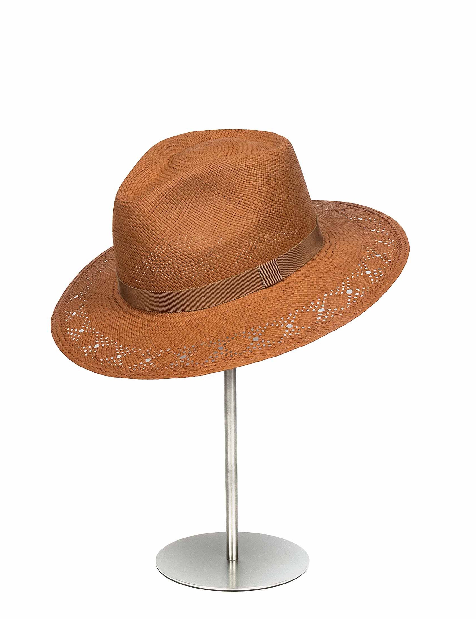 Sombrero de Paja Luna en color Camel. Hecho de 100% paja toquilla con un cintillo decorativo italiano. Panama hat tejido a mano en Ecuador. Tamaño Regulable.