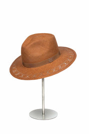 Sombrero de Paja Luna en color Camel. Hecho de 100% paja toquilla con un cintillo decorativo italiano. Panama hat tejido a mano en Ecuador. Tamaño Regulable.