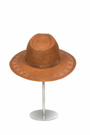 Sombrero de Paja Luna en color Camel. Hecho de 100% paja toquilla con un cintillo decorativo italiano. Panama hat tejido a mano en Ecuador. Tamaño Regulable.