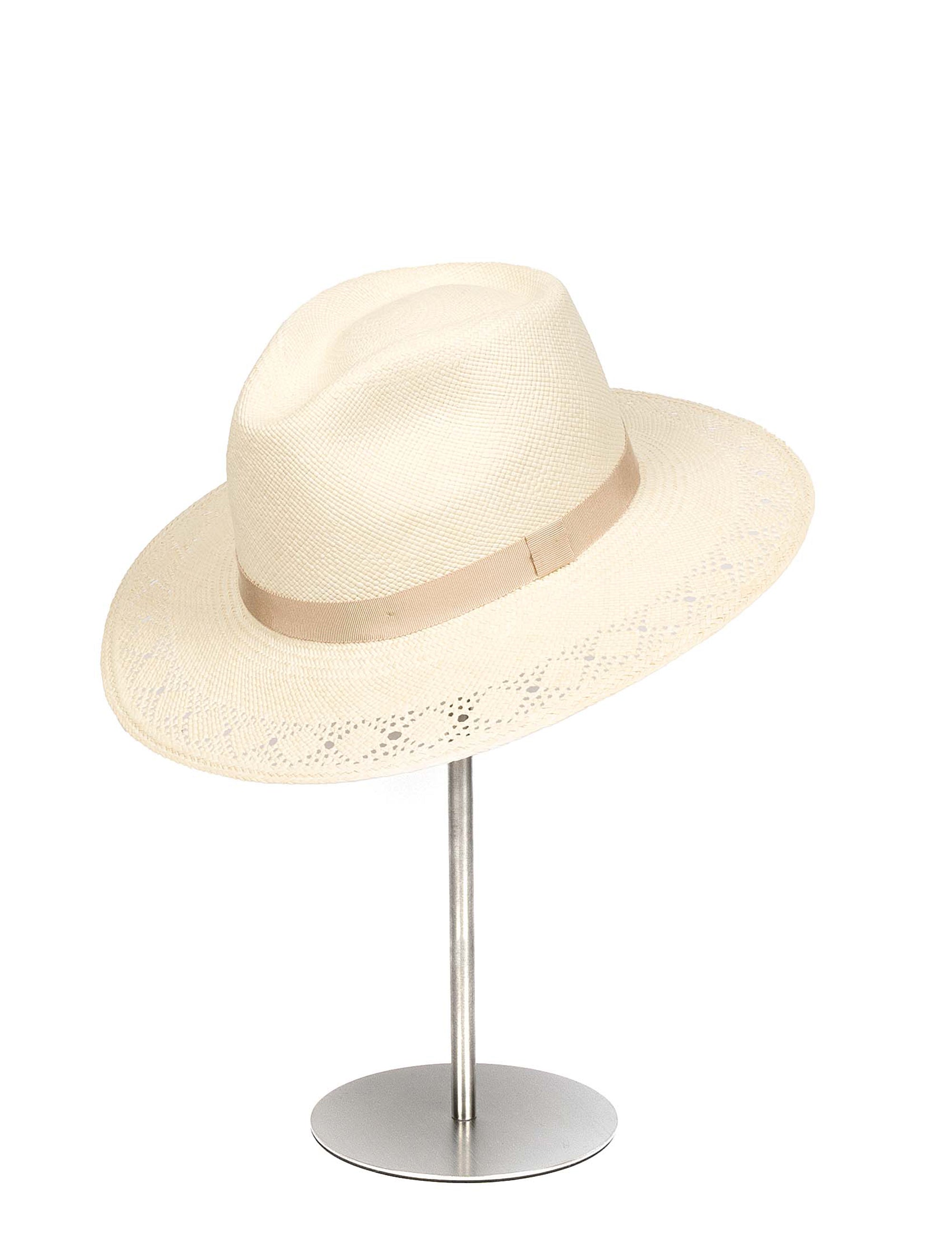 Sombrero de Paja Luna en color Nude. Hecho de 100% paja toquilla con un cintillo decorativo italiano. Panama hat tejido a mano en Ecuador. Tamaño Regulable.