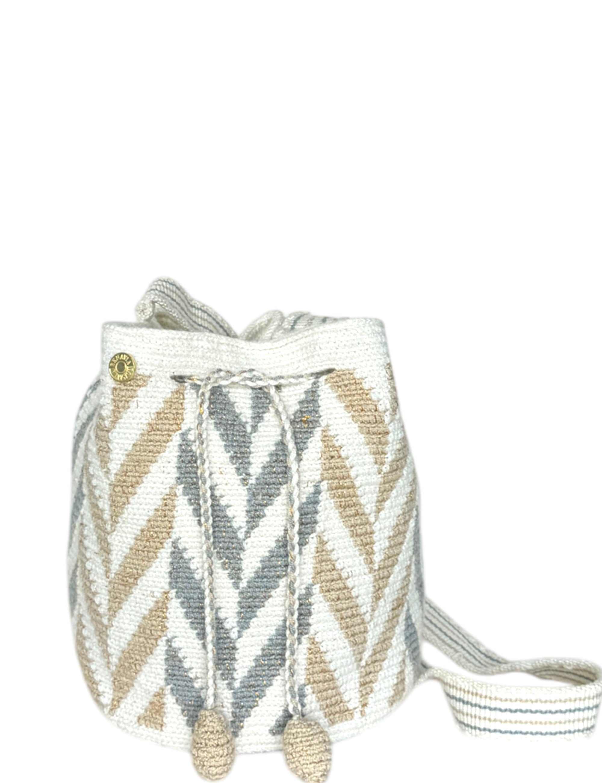 Wayuu Bag Isadora en color Nude. Hecha con materiales como con algodón y hilo de seda. Hecho en Colombia.